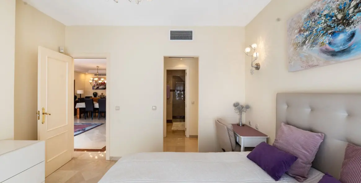 Sale of penthouse in Estepona 16