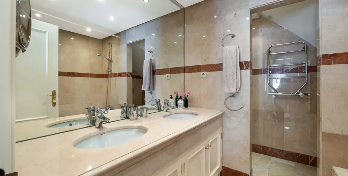 Sale of penthouse in Estepona 17