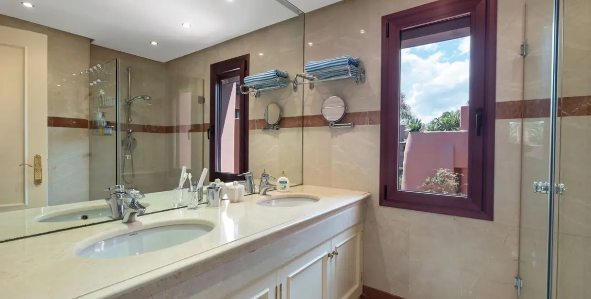 Sale of penthouse in Estepona 18