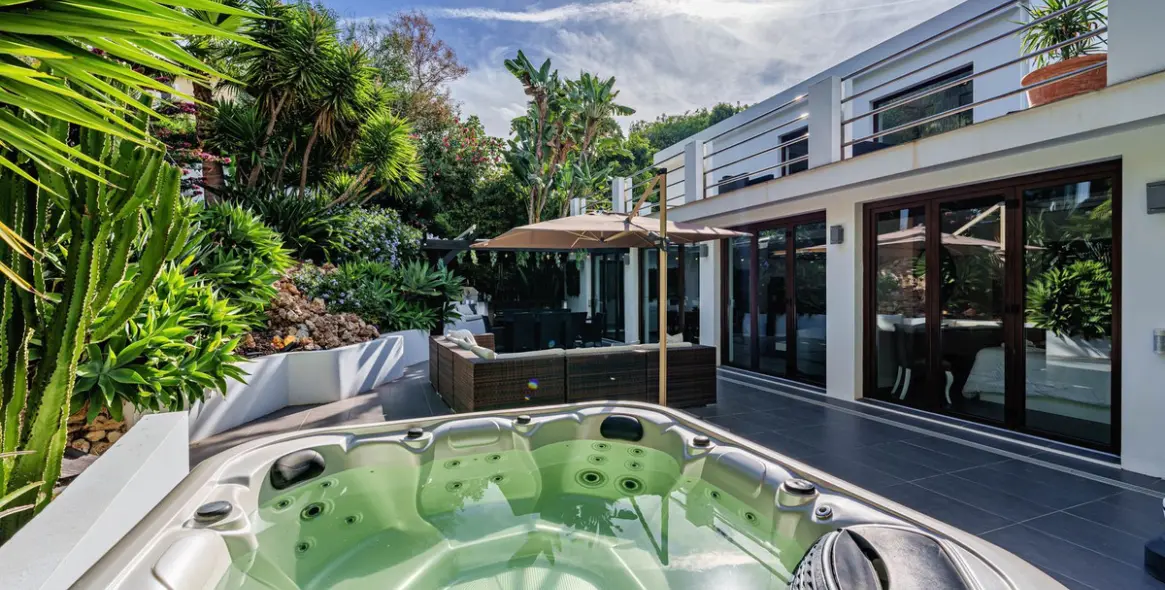 Sale of detached villa in El Rosario 11