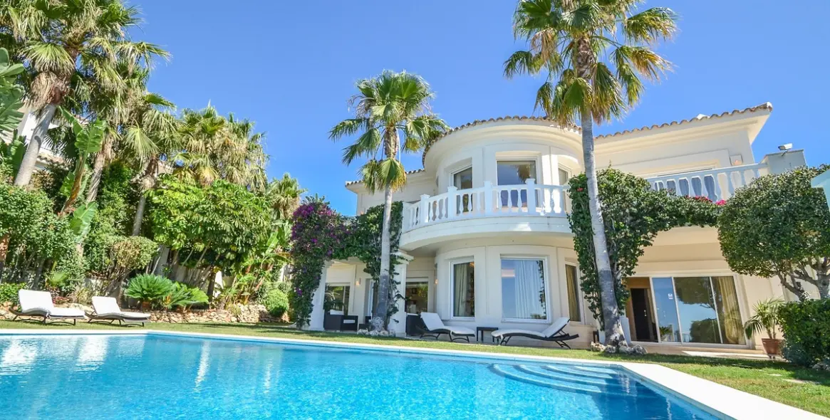 Sale of detached villa in Altos de los Monteros 1