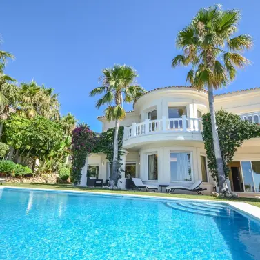 Sale of detached villa in Altos de los Monteros