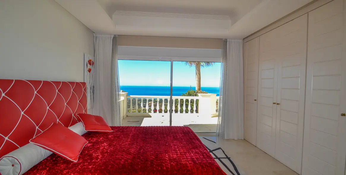 Sale of detached villa in Altos de los Monteros 14