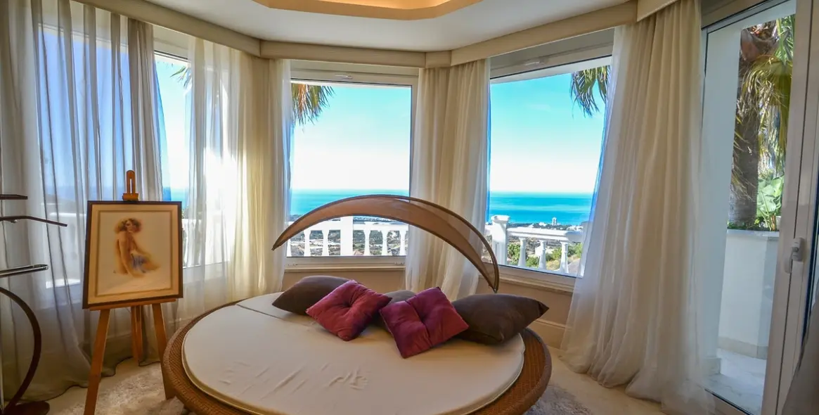 Sale of detached villa in Altos de los Monteros 15