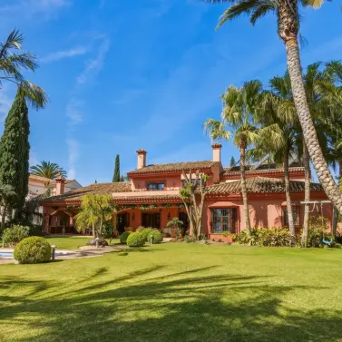Sale of detached villa in Guadalmina Alta