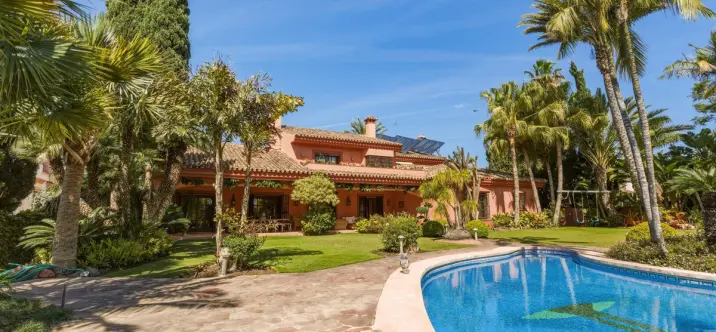 Sale of detached villa in Guadalmina Alta 1