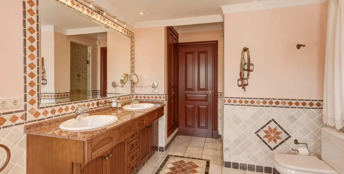 Sale of detached villa in Guadalmina Alta 24