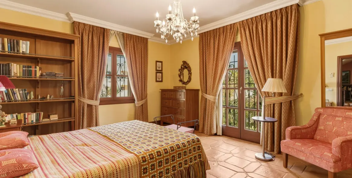 Sale of detached villa in Guadalmina Alta 26