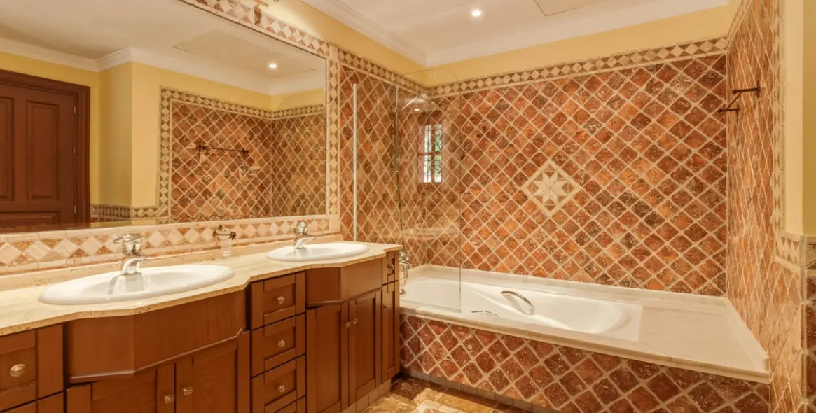 Sale of detached villa in Guadalmina Alta 31
