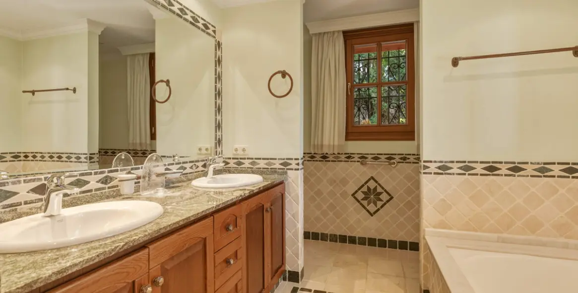 Sale of detached villa in Guadalmina Alta 42
