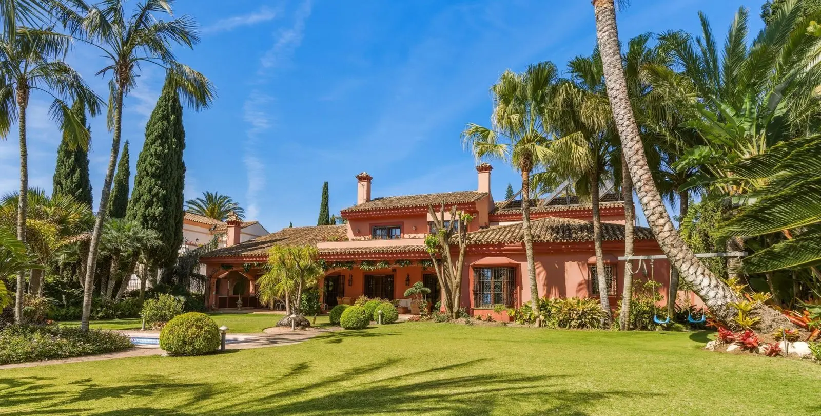 Sale of detached villa in Guadalmina Alta 1