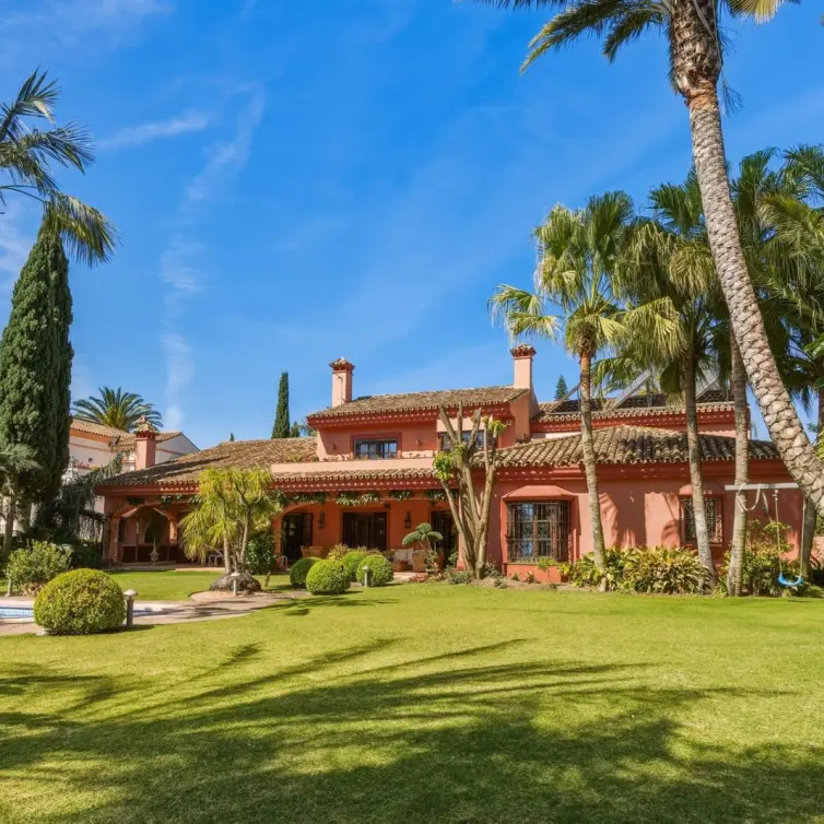Sale of detached villa in Guadalmina Alta