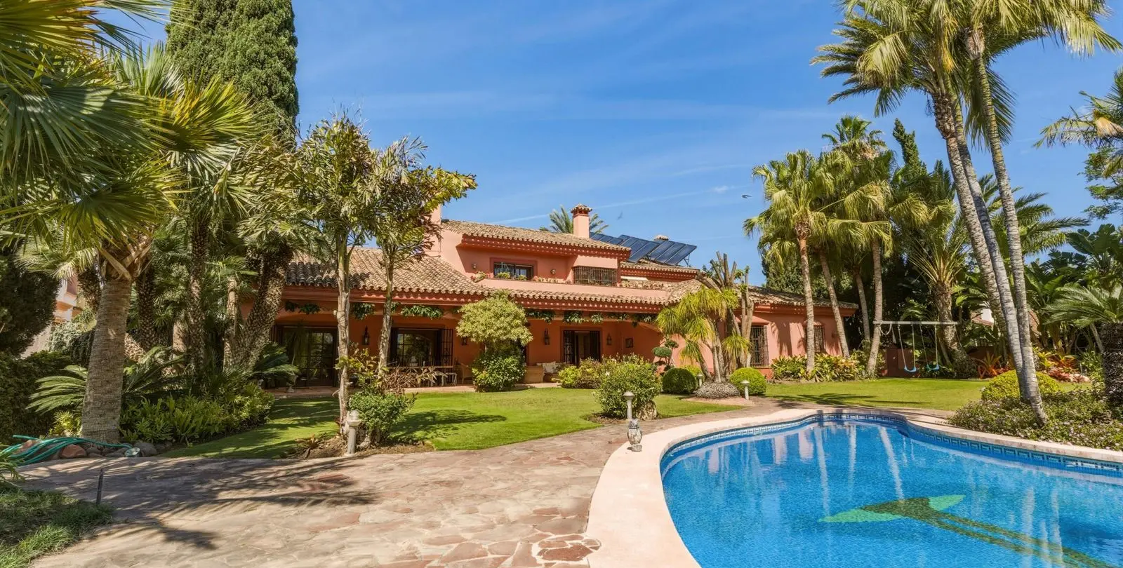 Sale of detached villa in Guadalmina Alta 2