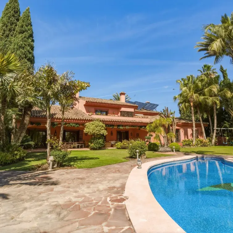 Sale of detached villa in Guadalmina Alta