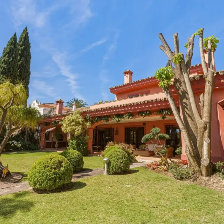 Sale of detached villa in Guadalmina Alta