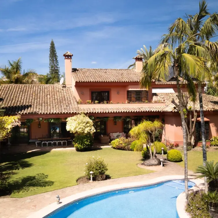 Sale of detached villa in Guadalmina Alta