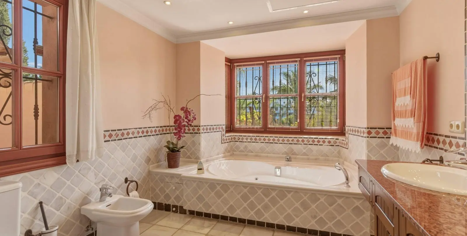 Sale of detached villa in Guadalmina Alta 23