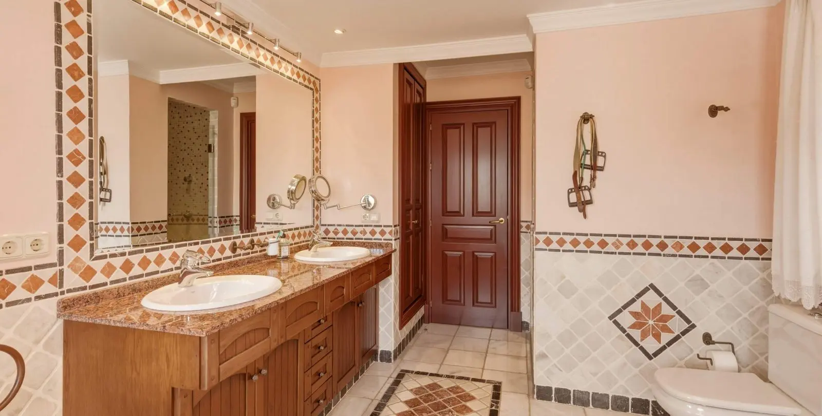 Sale of detached villa in Guadalmina Alta 24