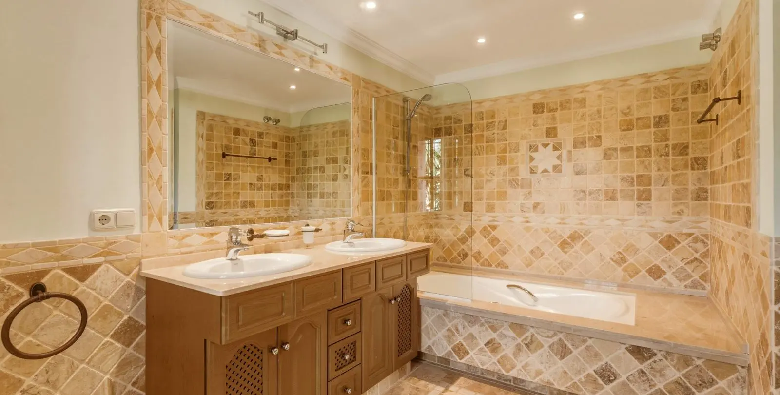 Sale of detached villa in Guadalmina Alta 26