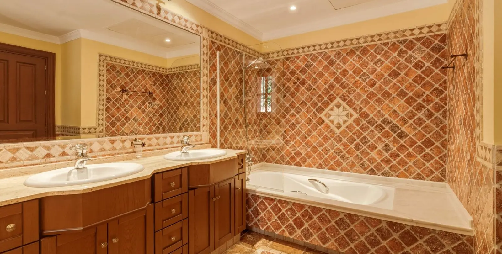 Sale of detached villa in Guadalmina Alta 28