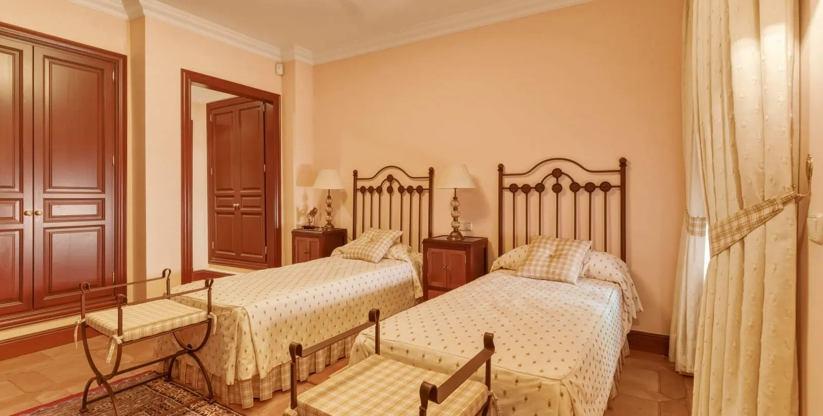 Sale of detached villa in Guadalmina Alta 29