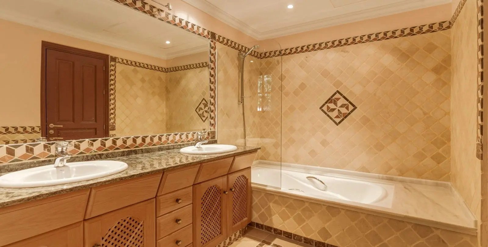 Sale of detached villa in Guadalmina Alta 32