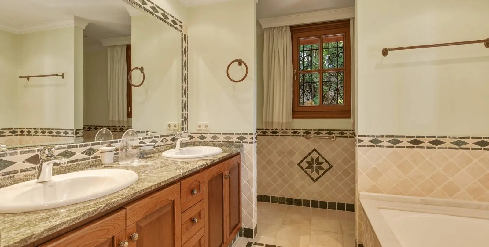 Sale of detached villa in Guadalmina Alta 33