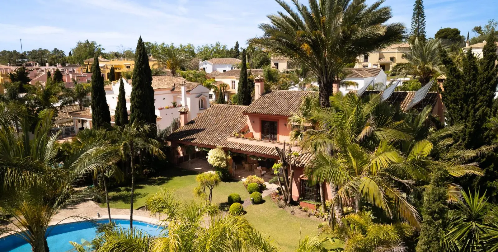 Sale of detached villa in Guadalmina Alta 40