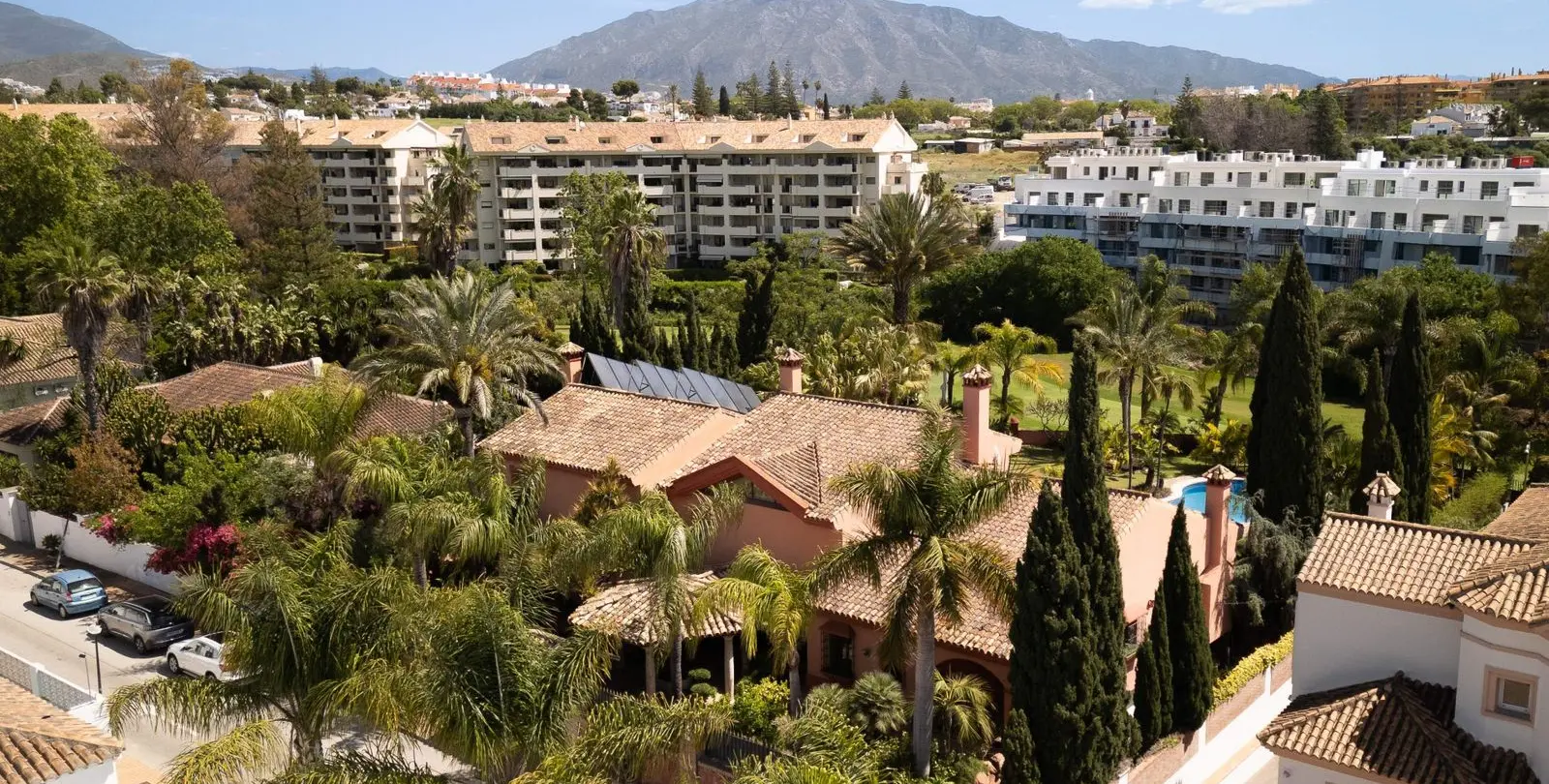 Sale of detached villa in Guadalmina Alta 43