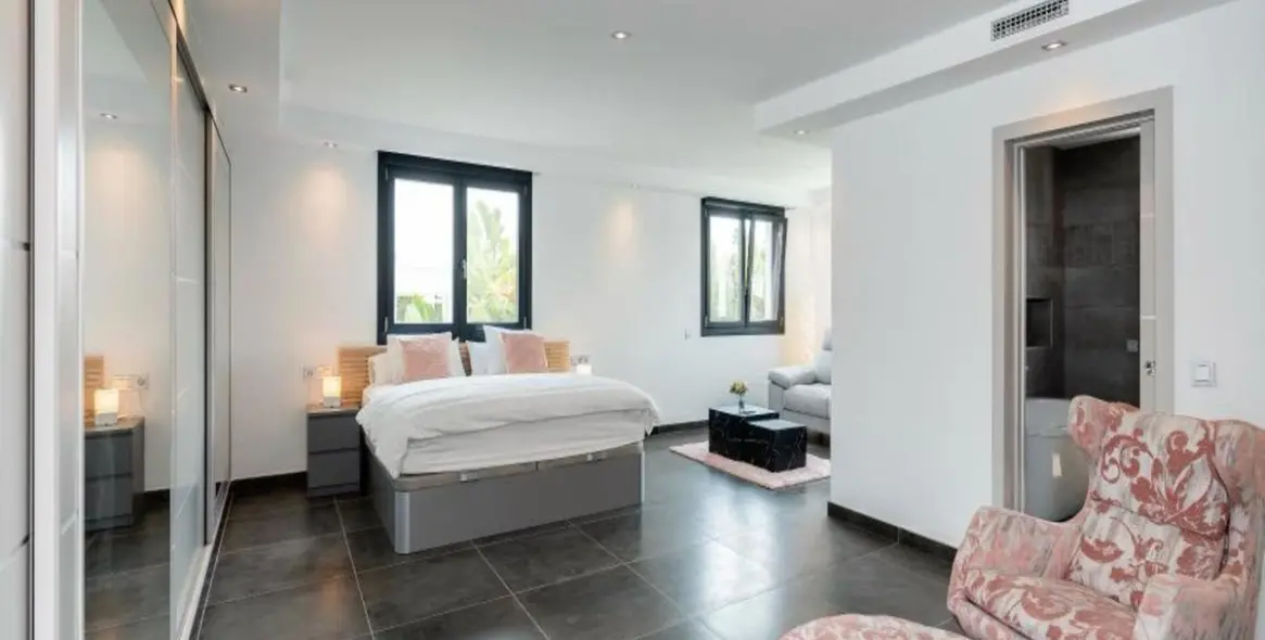 Sale of detached villa in Marbella 10