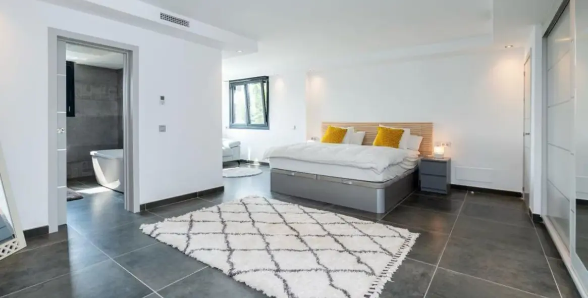 Sale of detached villa in Marbella 12