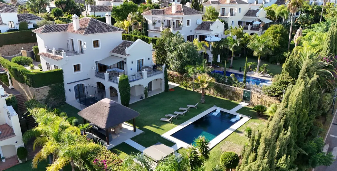 Long-term rent of detached villa in El Paraiso 2