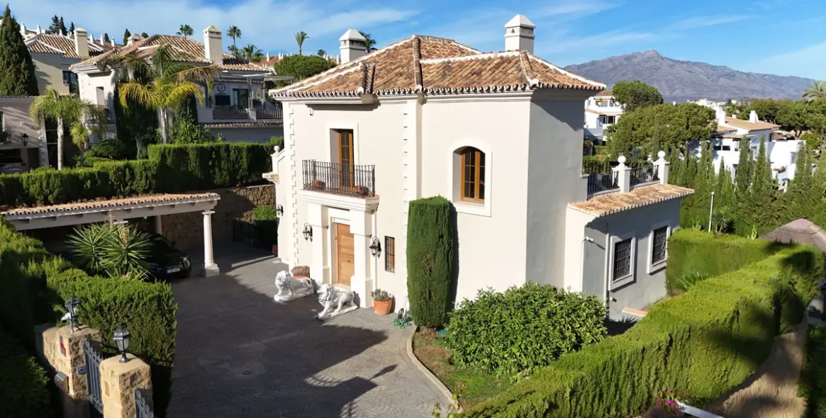 Long-term rent of detached villa in El Paraiso 4
