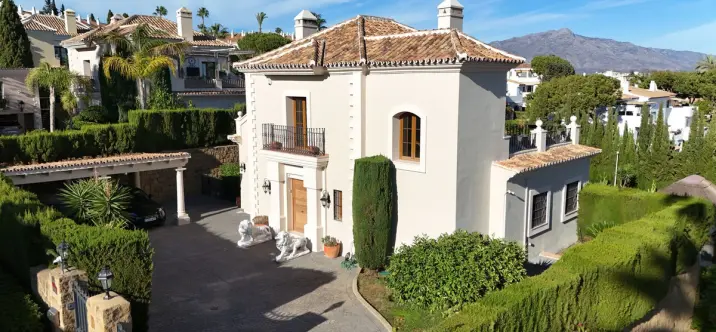Long-term rent of detached villa in El Paraiso 3