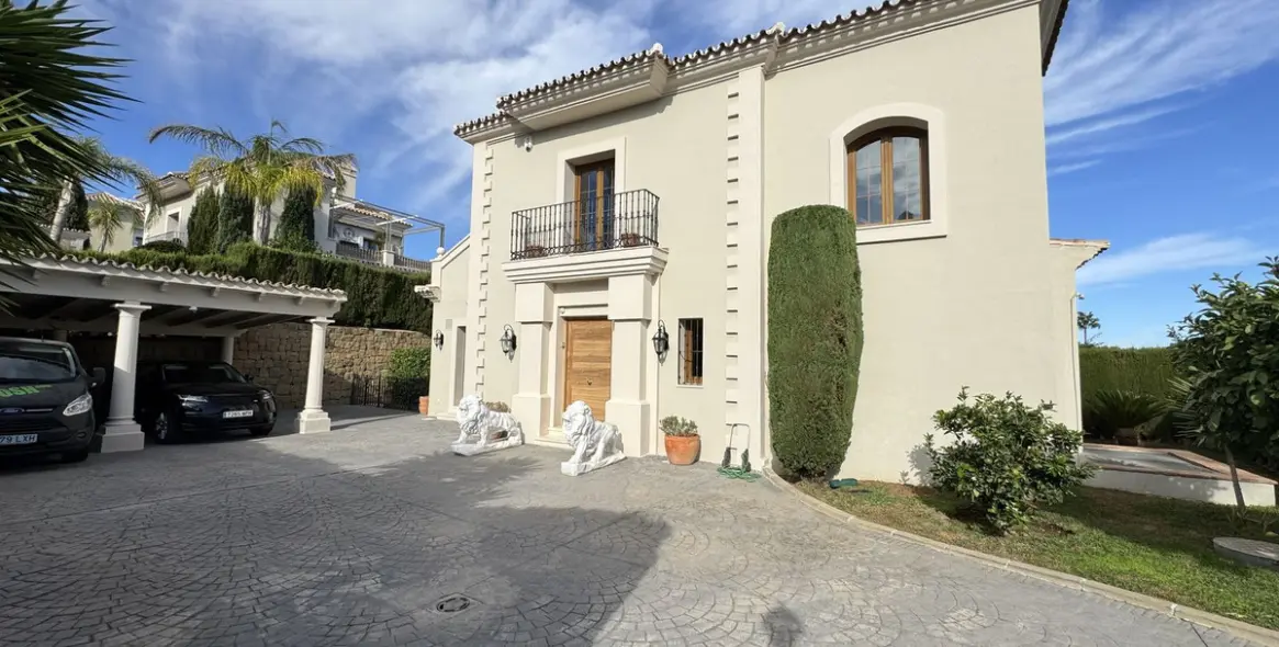Long-term rent of detached villa in El Paraiso 5