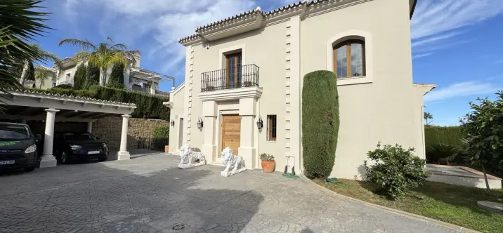 Long-term rent of detached villa in El Paraiso 4