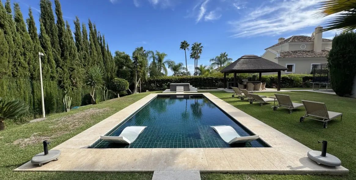 Long-term rent of detached villa in El Paraiso 8