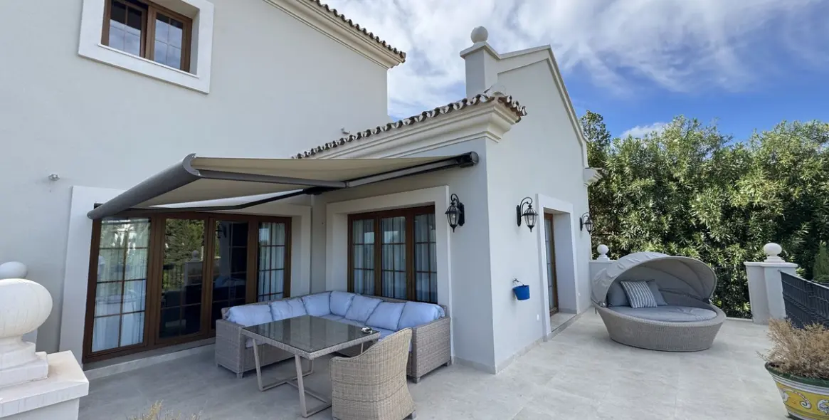 Long-term rent of detached villa in El Paraiso 10