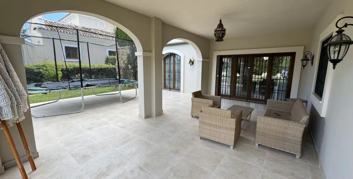 Long-term rent of detached villa in El Paraiso 21