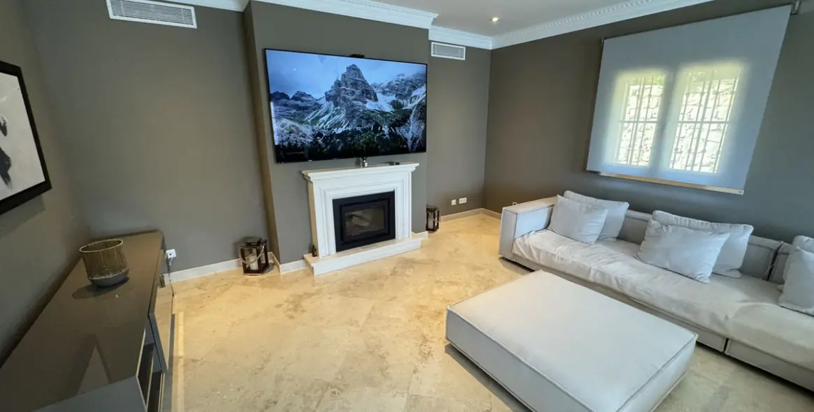 Long-term rent of detached villa in El Paraiso 24