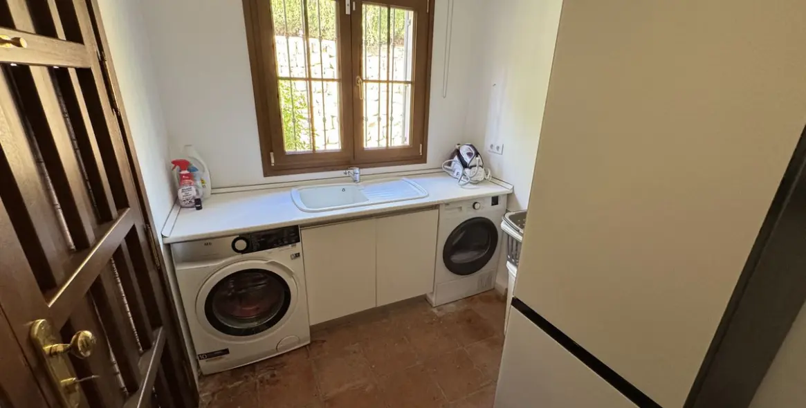 Long-term rent of detached villa in El Paraiso 30