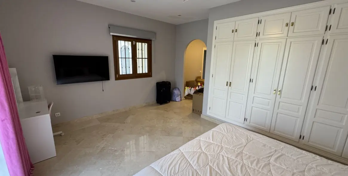 Long-term rent of detached villa in El Paraiso 43