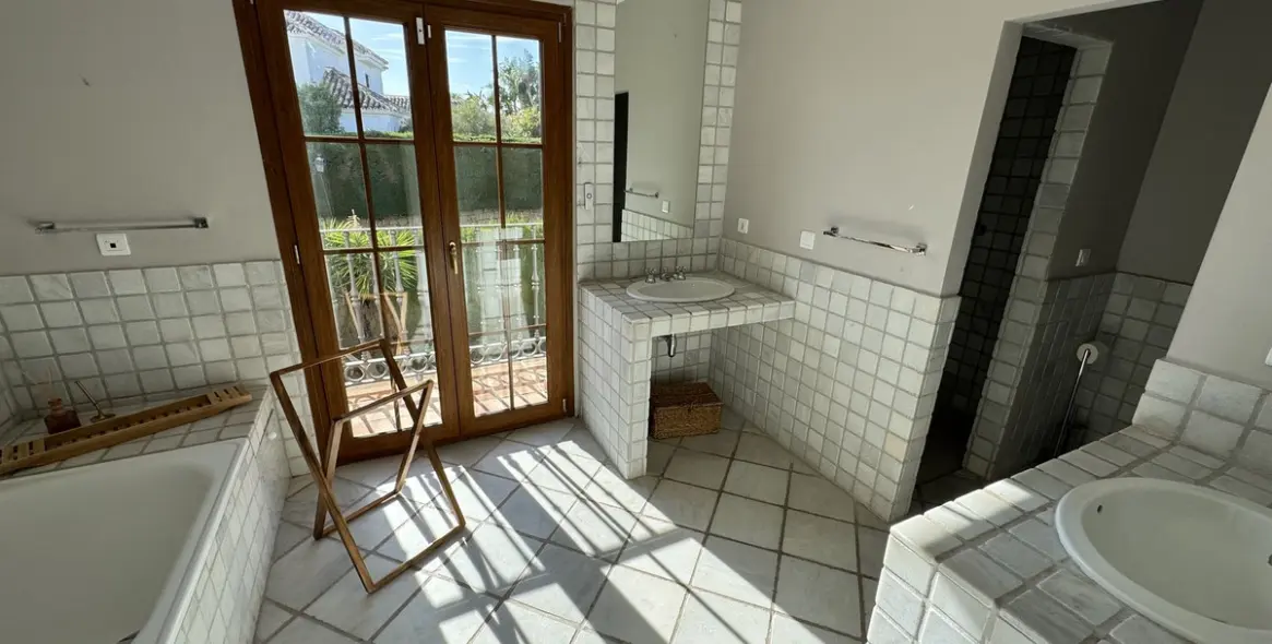 Long-term rent of detached villa in El Paraiso 58