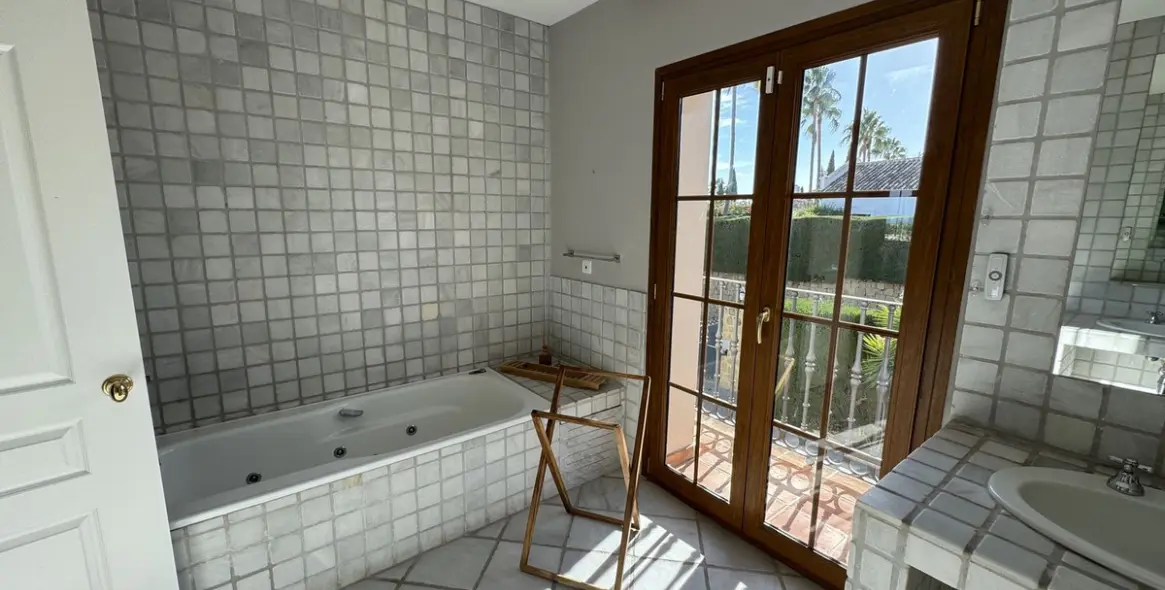 Long-term rent of detached villa in El Paraiso 62
