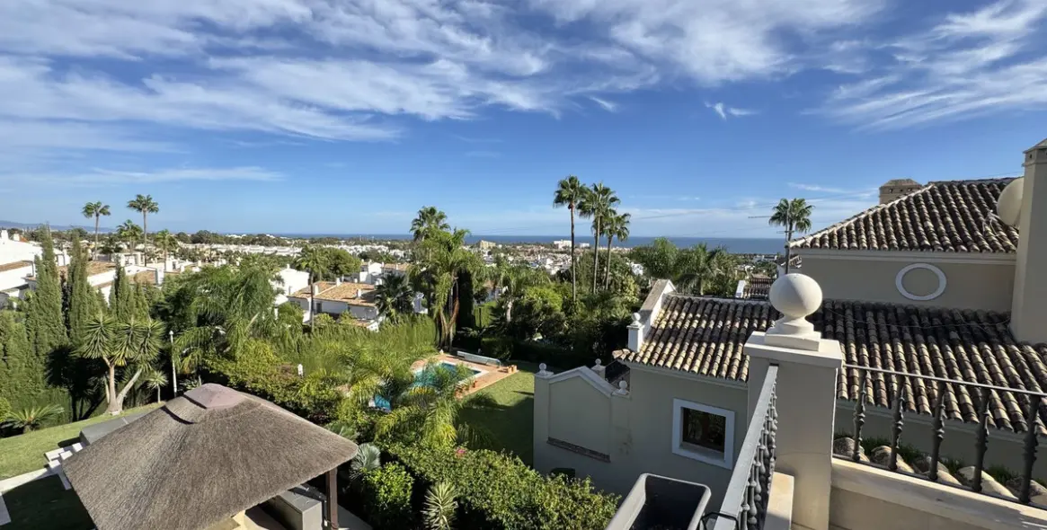 Long-term rent of detached villa in El Paraiso 66