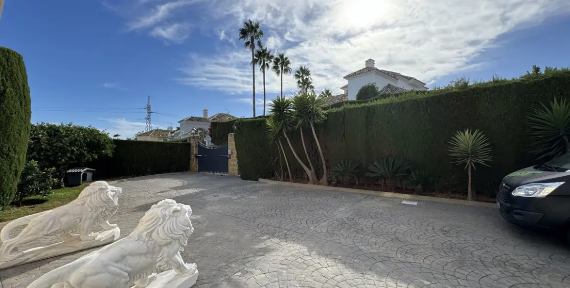 Long-term rent of detached villa in El Paraiso 68
