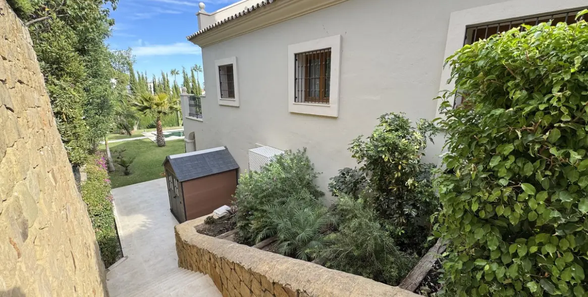 Long-term rent of detached villa in El Paraiso 70