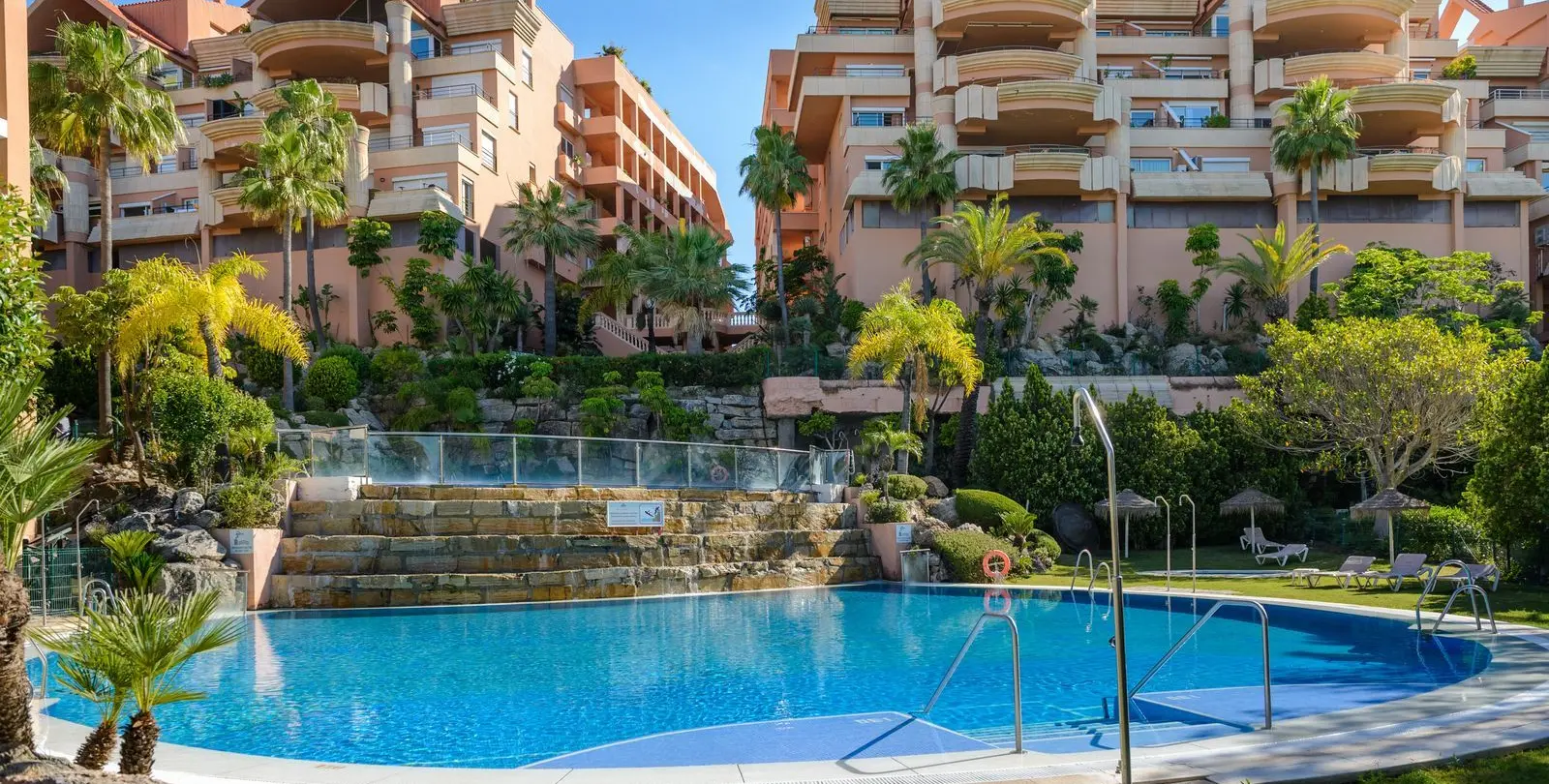 Venta de apartamento en planta media en Nueva Andalucía 16