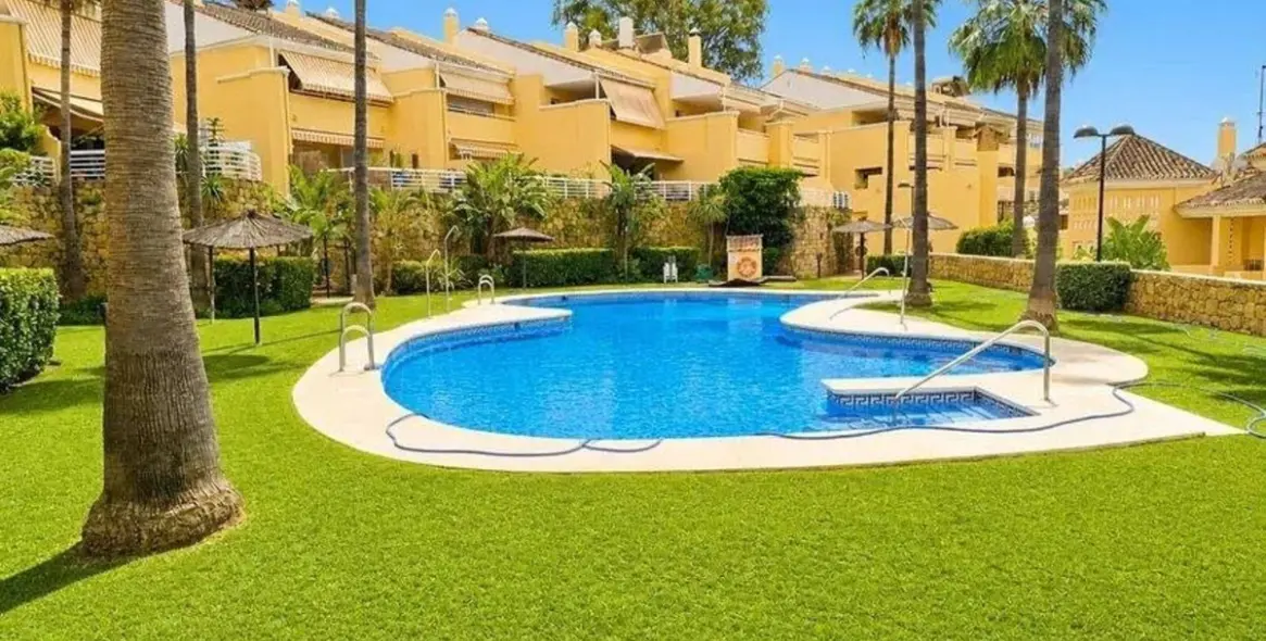 Venta de apartamento en planta media en San Pedro de Alcántara 1