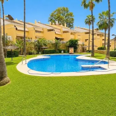 Venta de apartamento en planta media en San Pedro de Alcántara